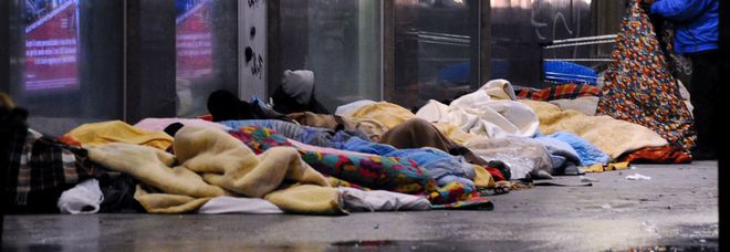 Clochard trovato morto fuori dalla metro, era coperto da un piumone