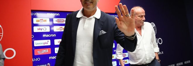 Sinisa Mihajlovic alla fine della conferenza stampa in cui ha annunciato di avere la leucemia Sinisa Mihajlovic alla fine della conferenza stampa in cui ha annunciato di avere la leucemia