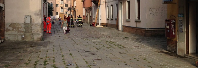 La moglie non è in casa, pensionato si butta dal terzo piano davanti ai ragazzi che giocano a basket