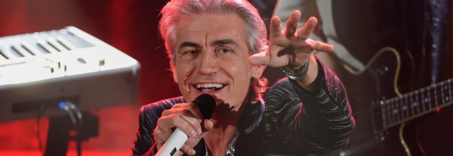 Ligabue, entrata da re a Sanremo: omaggio a Freddie Mercury e Guccini