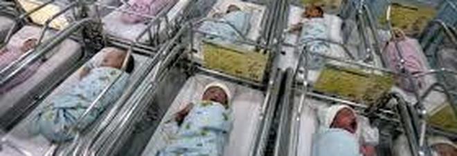 Nascono più bimbi che bimbe, ma dopo i 65 anni le donne sono in maggioranza Nascono più bimbi che bimbe, ma dopo i 65 anni le donne sono in maggioranza