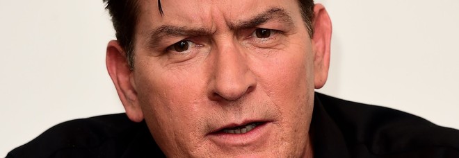 Charlie Sheen, l'accusa di una donna: «Minacce per ottenere il mio silenzio sul caso Hiv» Charlie Sheen, l'accusa di una donna: «Minacce per ottenere il mio silenzio sul caso Hiv»
