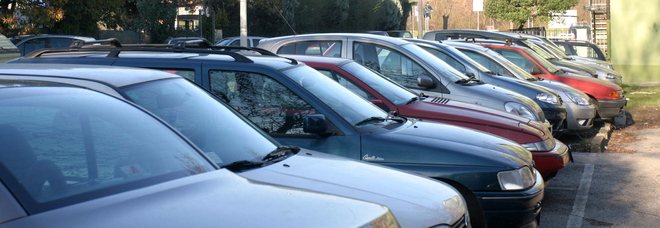 Auto parcheggiate male vicino a casa sua: l'anziano decide di vendicarsi Auto parcheggiate male vicino a casa sua: l'anziano decide di vendicarsi