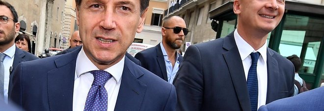 Conte , "turista" per caso a Roma. E alla scorta chiede: preoccupati? Conte , "turista" per caso a Roma. E alla scorta chiede: preoccupati?