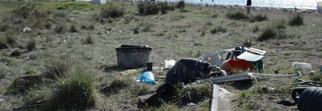 Napoli, spiaggia di Coroglio invasa dai rifiuti: «Qui nessuno controlla»