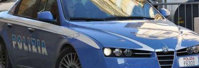 Uccide il rivale a colpi di forbici e poi fugge: arrestato in treno Uccide il rivale a colpi di forbici e poi fugge: arrestato in treno