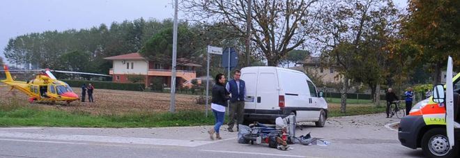 Schianto all'incrocio tra motorino e furgone: un uomo ferito grave Schianto all'incrocio tra motorino e furgone: un uomo ferito grave
