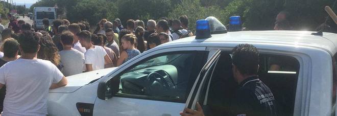 Noemi, la folla assedia i luoghi del delitto: è il circo dell'orrore Noemi, la folla assedia i luoghi del delitto: è il circo dell'orrore