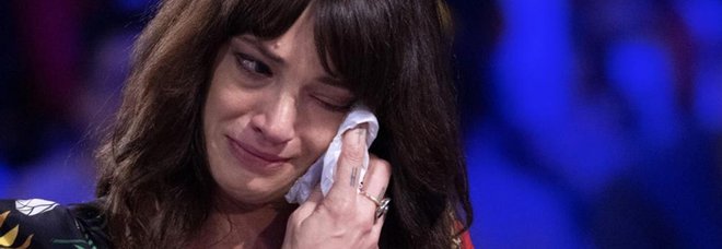 Asia Argento in lacrime a Verissimo: «A volte non riesco nemmeno ad alzarmi dal letto» Asia Argento in lacrime a Verissimo: «A volte non riesco nemmeno ad alzarmi dal letto»