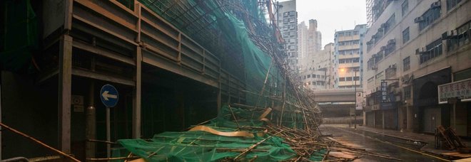 Tifone Mangkhut su Hong Kong, italiani prigionieri negli hotel: «500 voli cancellati, il vento frantuma le nostre finestre» Tifone Mangkhut su Hong Kong, italiani prigionieri negli hotel: «500 voli cancellati, il vento frantuma le nostre finestre»