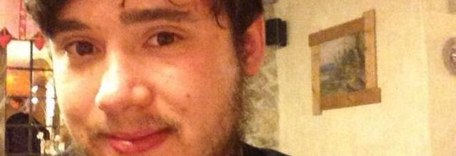Federico muore a 23 anni di overdose di eroina: «Si è fatto iniettare la droga dal pusher. Aveva paura degli aghi»