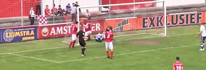 L'arbitro segna un gol e non lo annulla, il video è incredibile: sconcerto in area di rigore