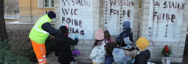 Monumento partigiano imbrattato: bimbi dell'asilo aiutano a cancellare le scritte