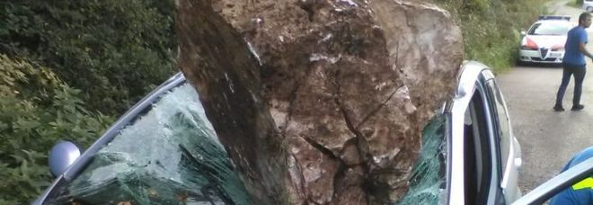 Masso di 4 quintali su un'auto, 30enne miracolato esce illeso Masso di 4 quintali su un'auto, 30enne miracolato esce illeso
