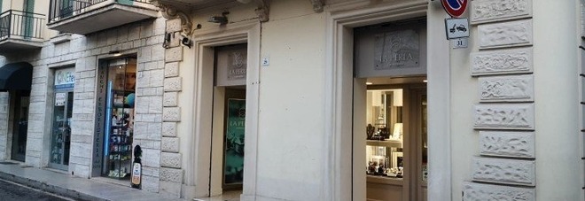 «Voglio una collana per mia moglie», e svaligiano la gioielleria «Voglio una collana per mia moglie», e svaligiano la gioielleria
