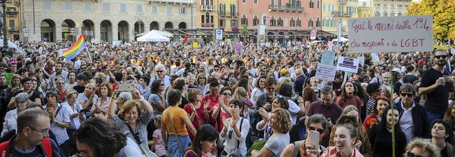 In migliaia sfilano in strada contro la mozione anti-aborto