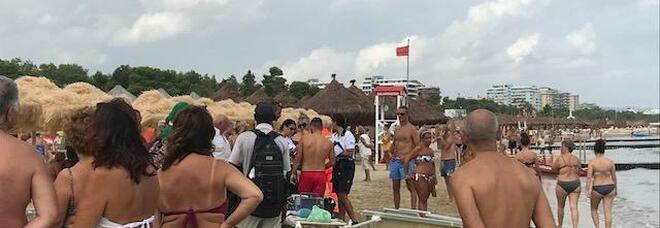 Malore in spiaggia, muore lo storico titolare della pasticceria