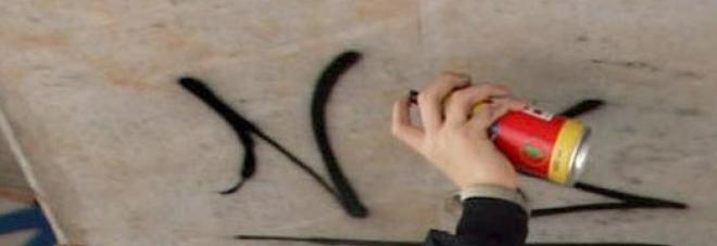 Scritte hard con lo spray sui muri contro la ragazza, finisce a processo Scritte hard con lo spray sui muri contro la ragazza, finisce a processo