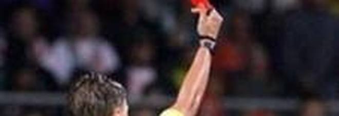 Massaggiatore colpisce arbitro
con schiaffo al polpaccio, stop
fino al 7 giugno: giudice sportivo