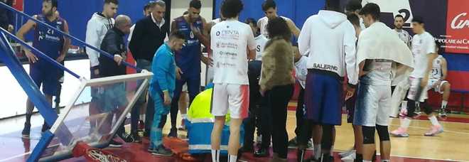 Il canestro caduto sul parquet del palazzetto dello sport di Cassino. A terra Bryan ferito Il canestro caduto sul parquet del palazzetto dello sport di Cassino. A terra Bryan ferito