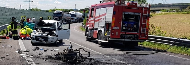 Frontale con un'auto, lo scooter prende fuoco: una vittima sulla Complanare