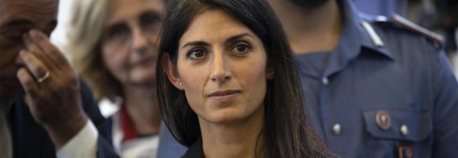 Raggi e le dimissioni: «Ora non ne parlo». M5S in piazza alla vigilia della sentenza Raggi e le dimissioni: «Ora non ne parlo». M5S in piazza alla vigilia della sentenza