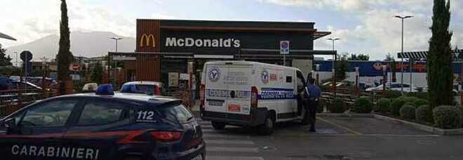 Rapina al McDonald's, spari e paura a Pomigliano: svaligiato portavalori, ferito un vigilante
