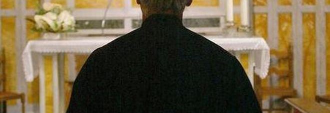 Ricatto sessuale al parroco dopo incontro hot: «Quel ragazzo era minorenne, devi pagare» Ricatto sessuale al parroco dopo incontro hot: «Quel ragazzo era minorenne, devi pagare»