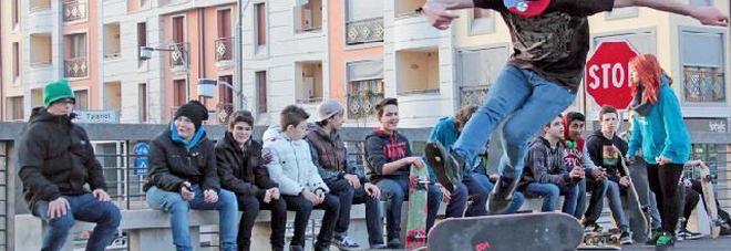 Skateboard, multati 4 minorenni: il più giovane scoppia a piangere Skateboard, multati 4 minorenni: il più giovane scoppia a piangere