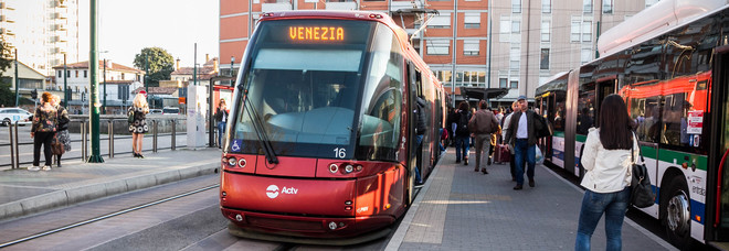 Deruba la mamma col bimbo
sul tram, ma la ladra
è bloccata dai passanti