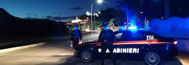 Pomigliano, tre 19enni sparano contro auto pregiudicato ma cadono dallo scooter: due feriti