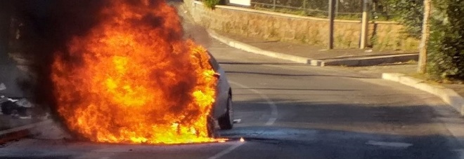 Roma, l'auto va a fuoco: l'automobilista si salva scendendo al volo