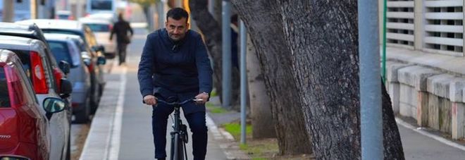 Il sindaco di Bari, Decaro, in bicicletta Il sindaco di Bari, Decaro, in bicicletta