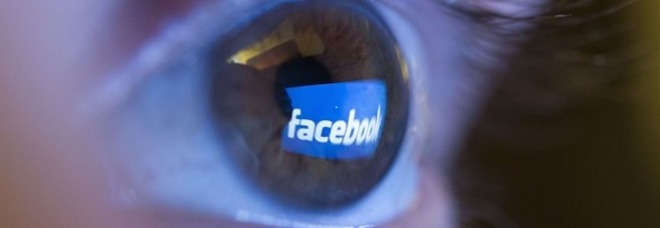 Facebook, esperimento segreto su 700mila utenti dimostra che i social condizionano il nostro umore. Ma è polemica