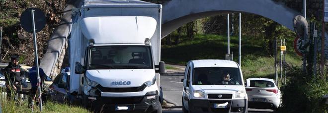 Il camion appena rimosso dalla sede stradale (Foto Riccardo Fabi/Meloccaro) Il camion appena rimosso dalla sede stradale (Foto Riccardo Fabi/Meloccaro)