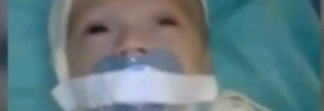 Neonato in culla legato e con il ciuccio fermato con lo scotch: il video indigna il web Neonato in culla legato e con il ciuccio fermato con lo scotch: il video indigna il web