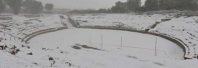 Una coltre di neve anche per il "nuovo" anfiteatro di Rudiae Una coltre di neve anche per il "nuovo" anfiteatro di Rudiae