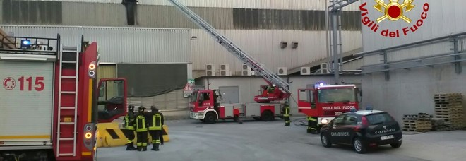Scoppia un incendio in vetreria Alta colonna nera in cielo
