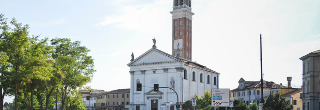 Addio al parroco del tornado Dolo, è morto don Minarello Addio al parroco del tornado Dolo, è morto don Minarello