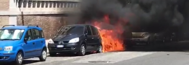 Dà fuoco alle auto davanti all'ambasciata degli Emirati Arabi: scatta l'allarme antiterrosirmo Dà fuoco alle auto davanti all'ambasciata degli Emirati Arabi: scatta l'allarme antiterrosirmo
