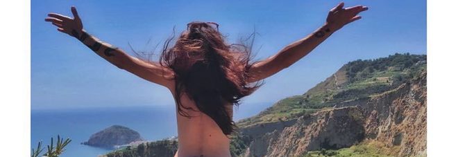 La sexy webstar scandalosa nella foto a Ischia: la riconoscete? La sexy webstar scandalosa nella foto a Ischia: la riconoscete?