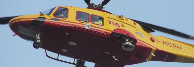 Bimbo urta un pedalò e perde i sensi: eliambulanza in spiaggia Bimbo urta un pedalò e perde i sensi: eliambulanza in spiaggia
