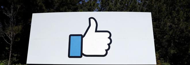 Facebook down alle 13.30, tornato operativo. E non si arresta lo scandalo privacy Facebook down alle 13.30, tornato operativo. E non si arresta lo scandalo privacy