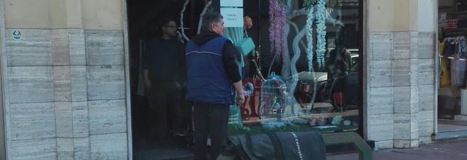 Sette colpi di pistola contro la vetrina di un negozio, avvertimento a Fondi Sette colpi di pistola contro la vetrina di un negozio, avvertimento a Fondi