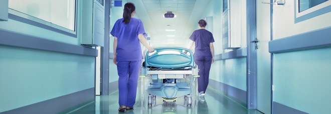 Anziana cade mentre la spostano e va in coma. Indagata operatrice Anziana cade mentre la spostano e va in coma. Indagata operatrice