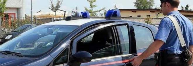 Trovata morta nel soggiorno di casa con una coltellata al collo: dramma a Milano