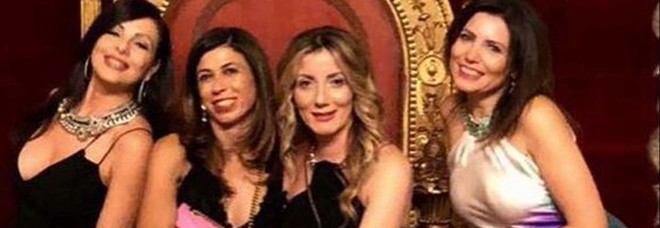 Foto sul trono al palazzo
reale: nei guai 4 amiche:
«Valutiamo denuncia»