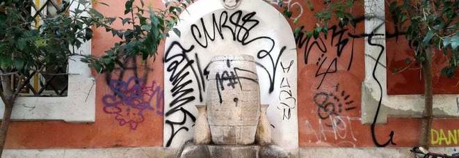 Roma, sfregio a Trastevere: la fontana della Botte ricoperta dai writer