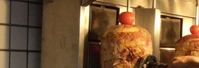 Kebab condito con parassiti: denunciato un ristorante a Prima Porta Kebab condito con parassiti: denunciato un ristorante a Prima Porta
