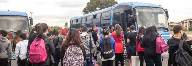 Latina, bus inadeguati e stracolmi: gli autisti non partono, caos alle autolinee